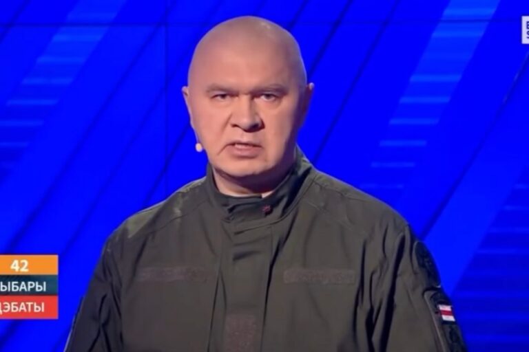 Анатоль Міхнавец падчас выступу
